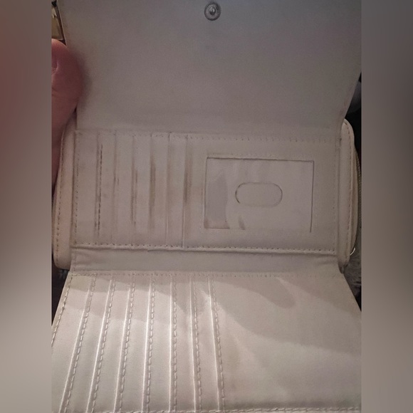 White Clutch Wallet with Bow Detail on Front - Picture 4 of 4